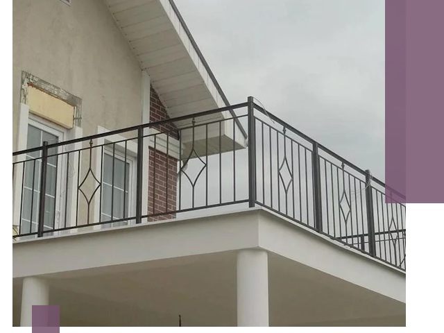 Изготовление балконных ограждений в Карабулаке из металла и стекла